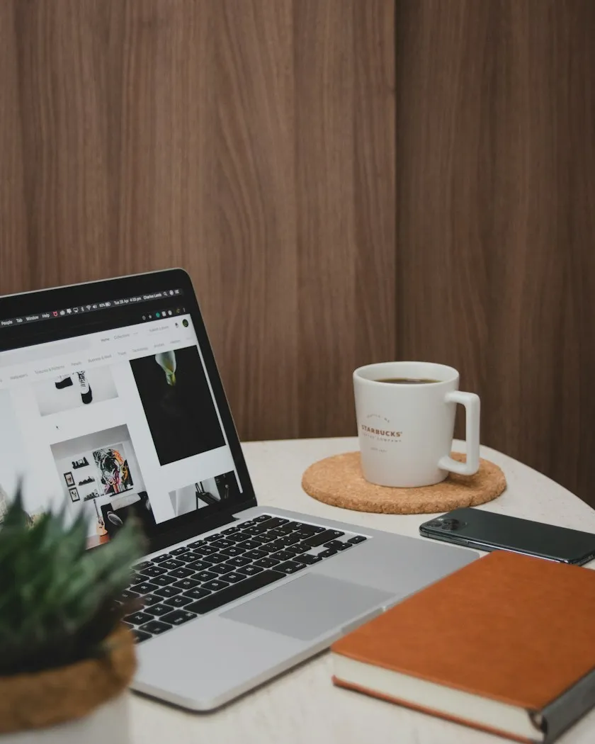 Arbeitsplatz — Laptop und Notizbuch (Symbolbild, Unsplash)